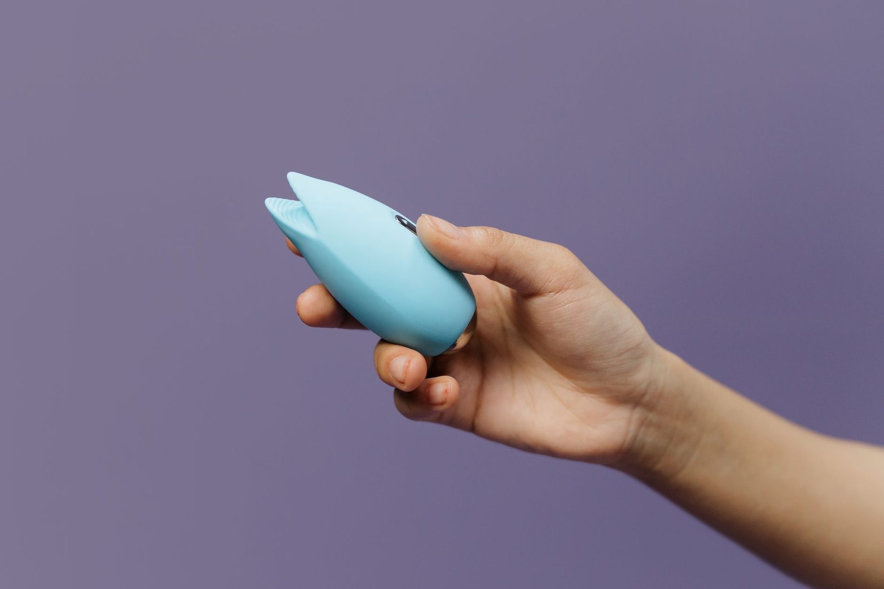 Air-pulse style stimulator — pressure waves, not a wand