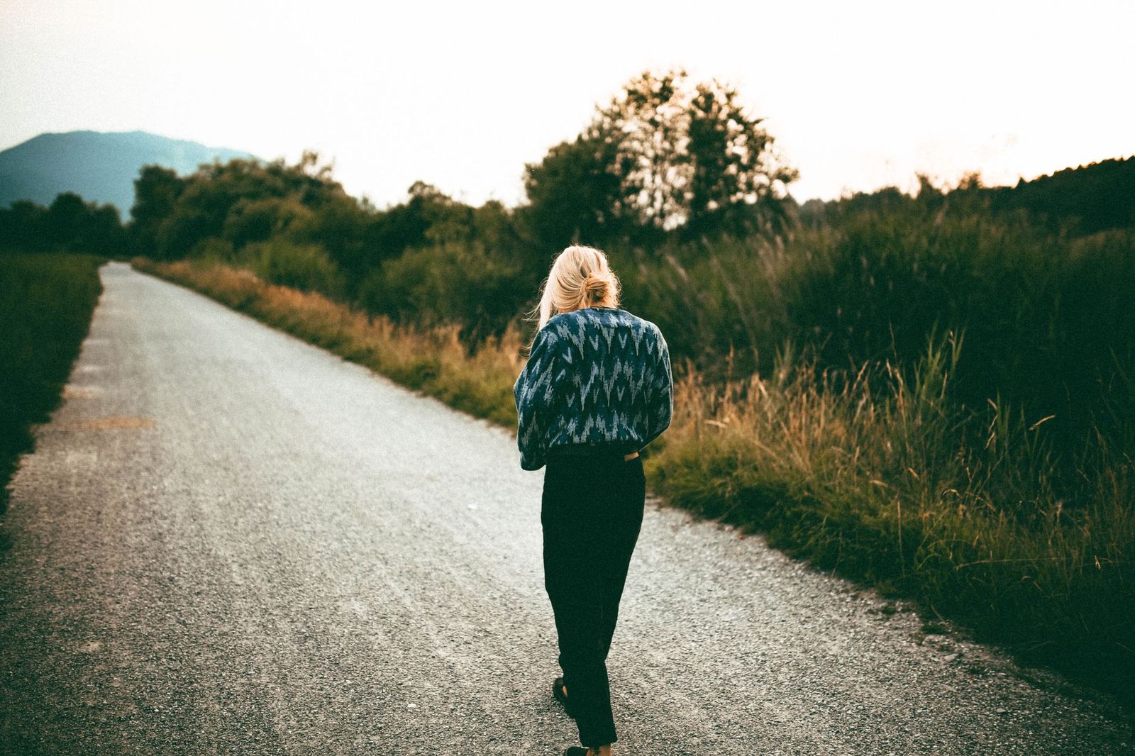 woman walking alone in daylight || woman walking alone thirties